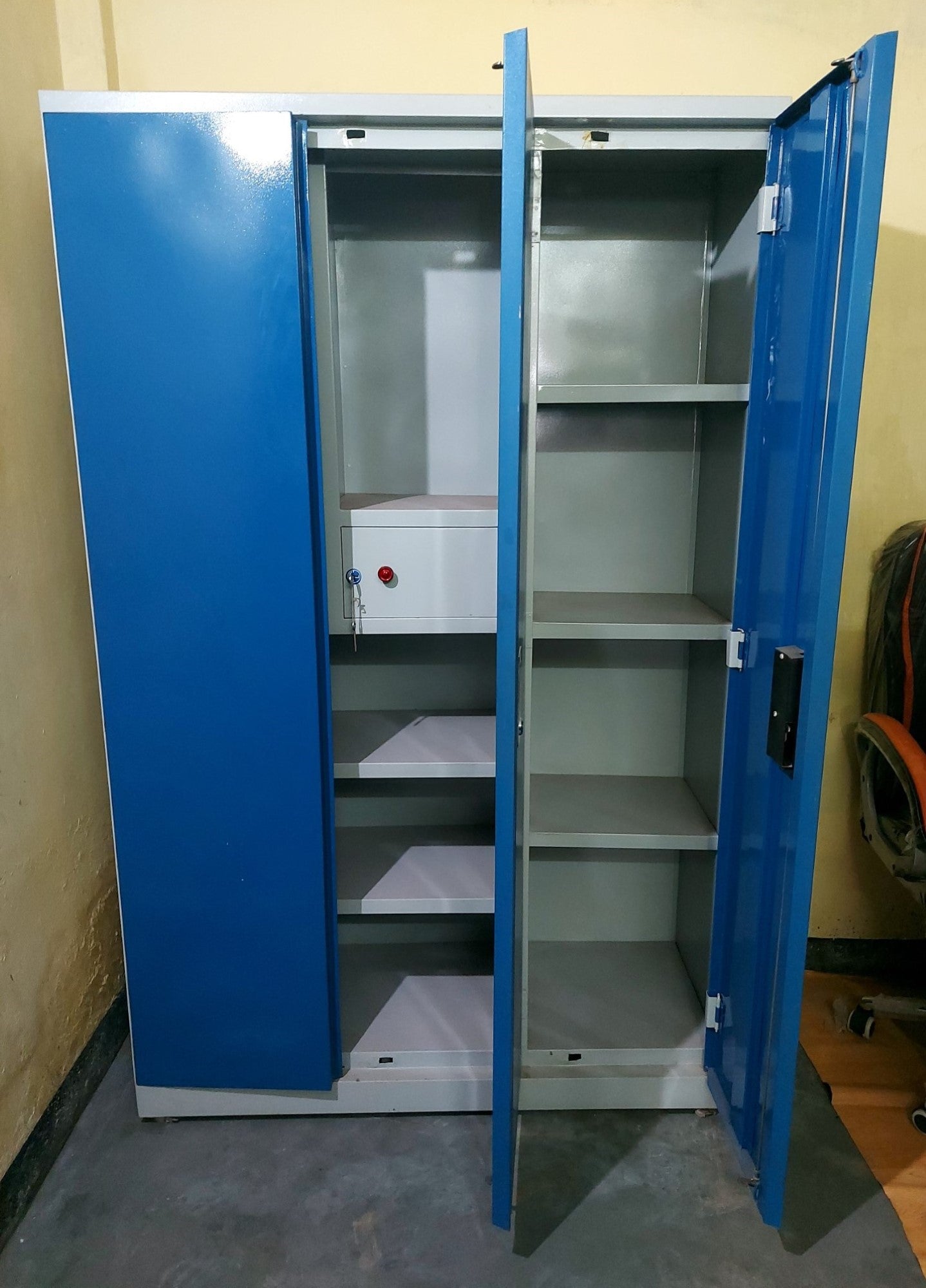 22 Gauge 3 Door Steel Almirah Wardrobe Maruti Lock Onoma Firoxza Blue