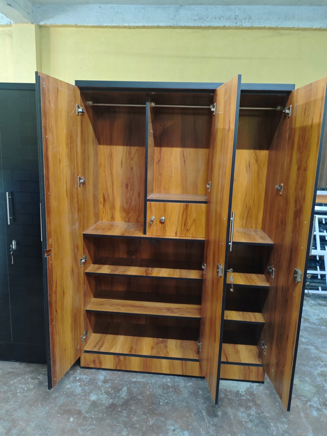 3 Door Almirah Engineering Wood Wardrobe 3 Door Almirah