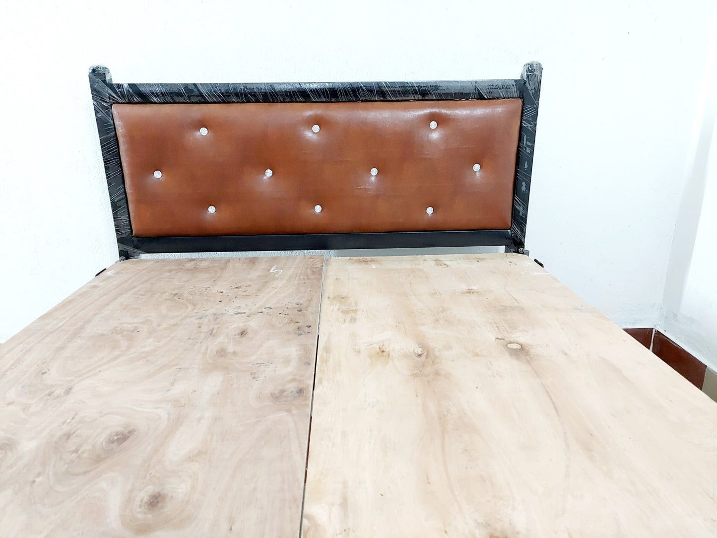 Bowzar Metal Iron Double Bed 4X6.5 Feet NM Brown