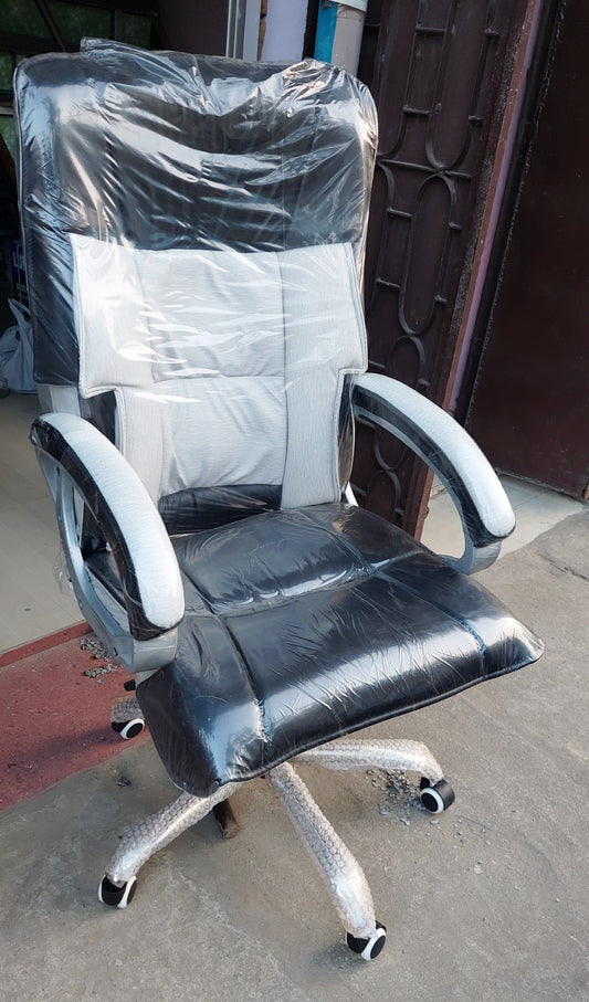 Bowzar Boss Chair Heavy Duty Wheel Chair Height Adjustable Tilting Back Diamond Design White Black