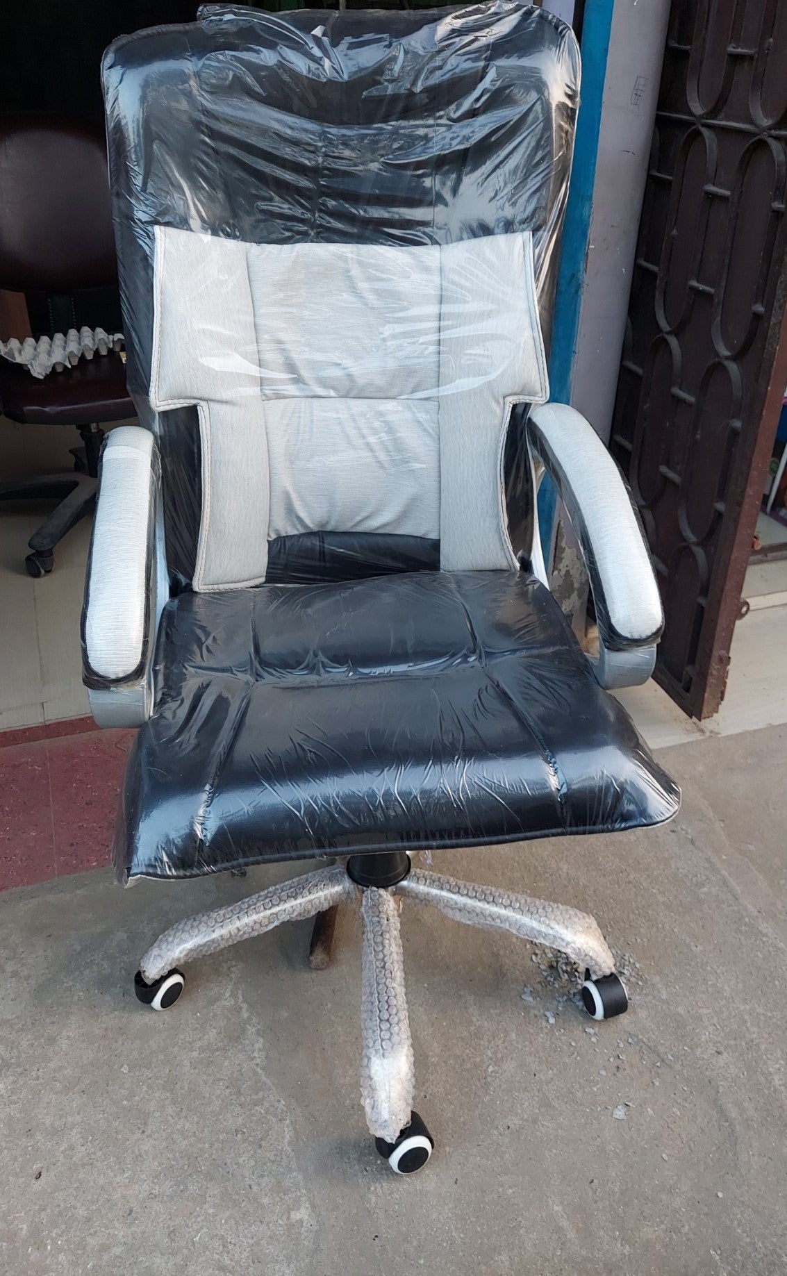 Bowzar Boss Chair Heavy Duty Wheel Chair Height Adjustable Tilting Back Diamond Design White Black