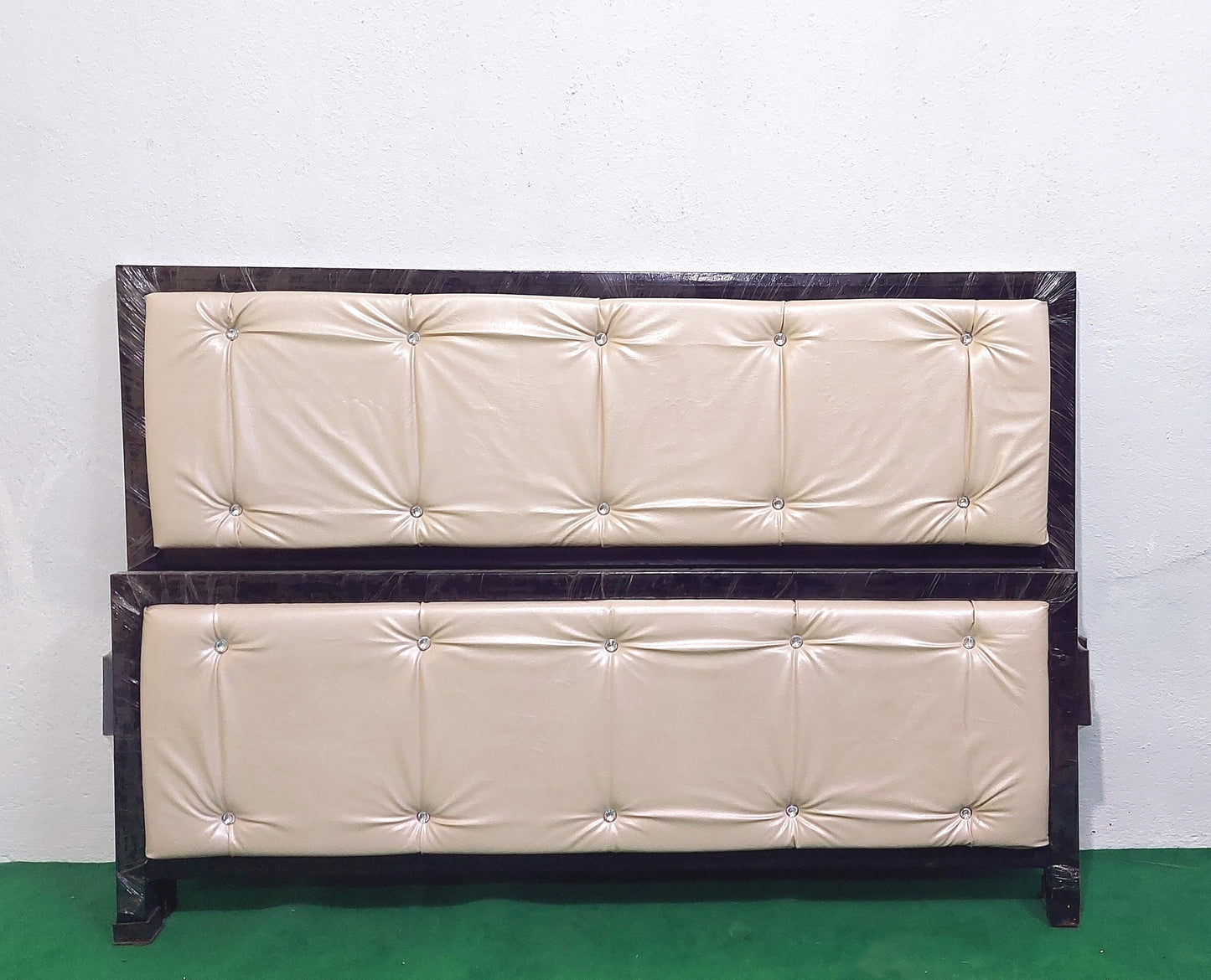 Bowzar Queen Bed 5x6.5 Feet Both Side Cushion Cream
