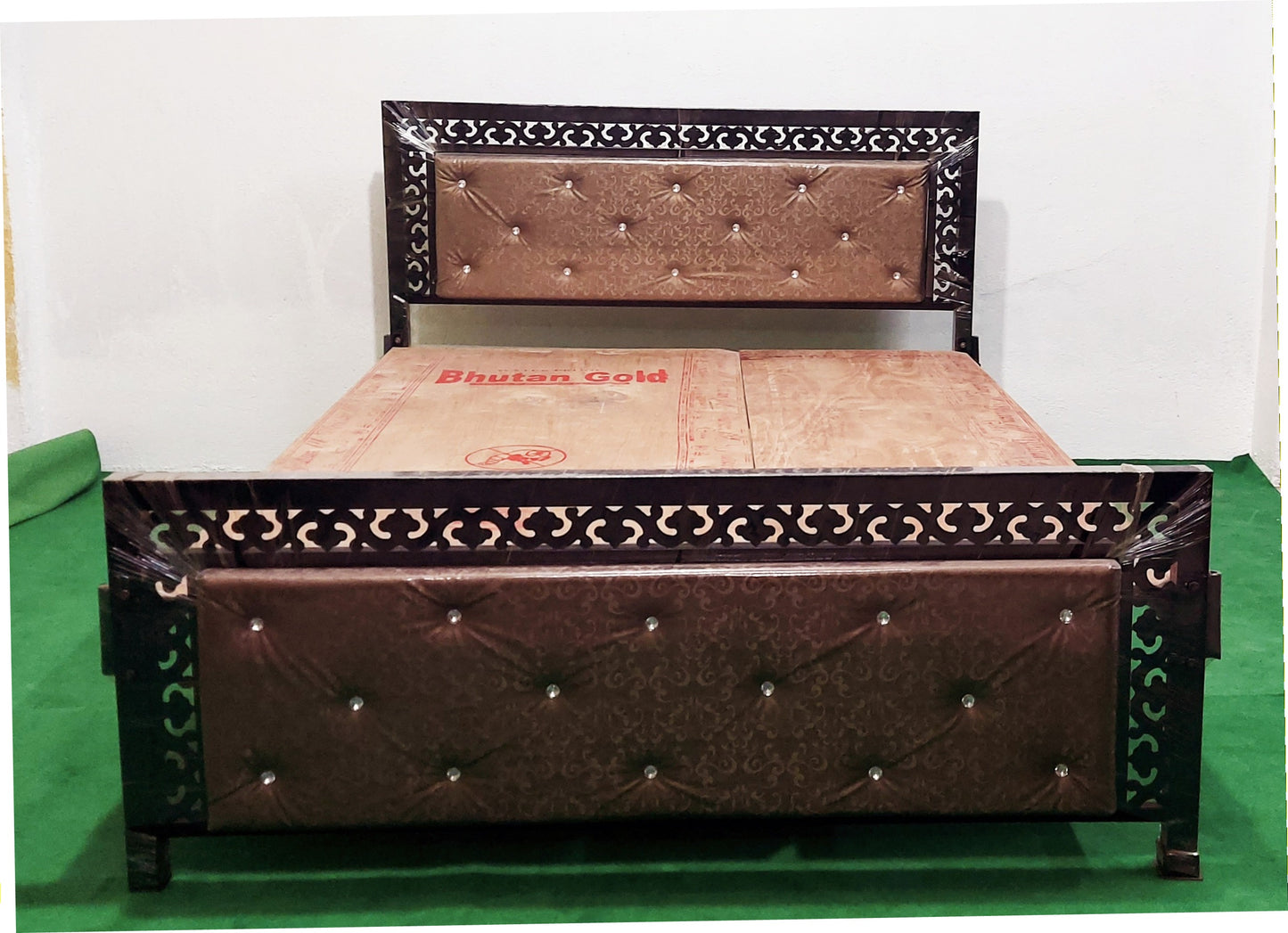 Bowzar Queen Bed Size 5x6.5 Feet KCKM Plain Diamond Golden Premium Queen Bed