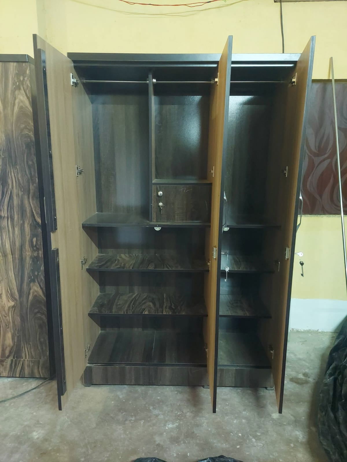 Bowzar 3 Door Wooden Almirah - Bowzar - 