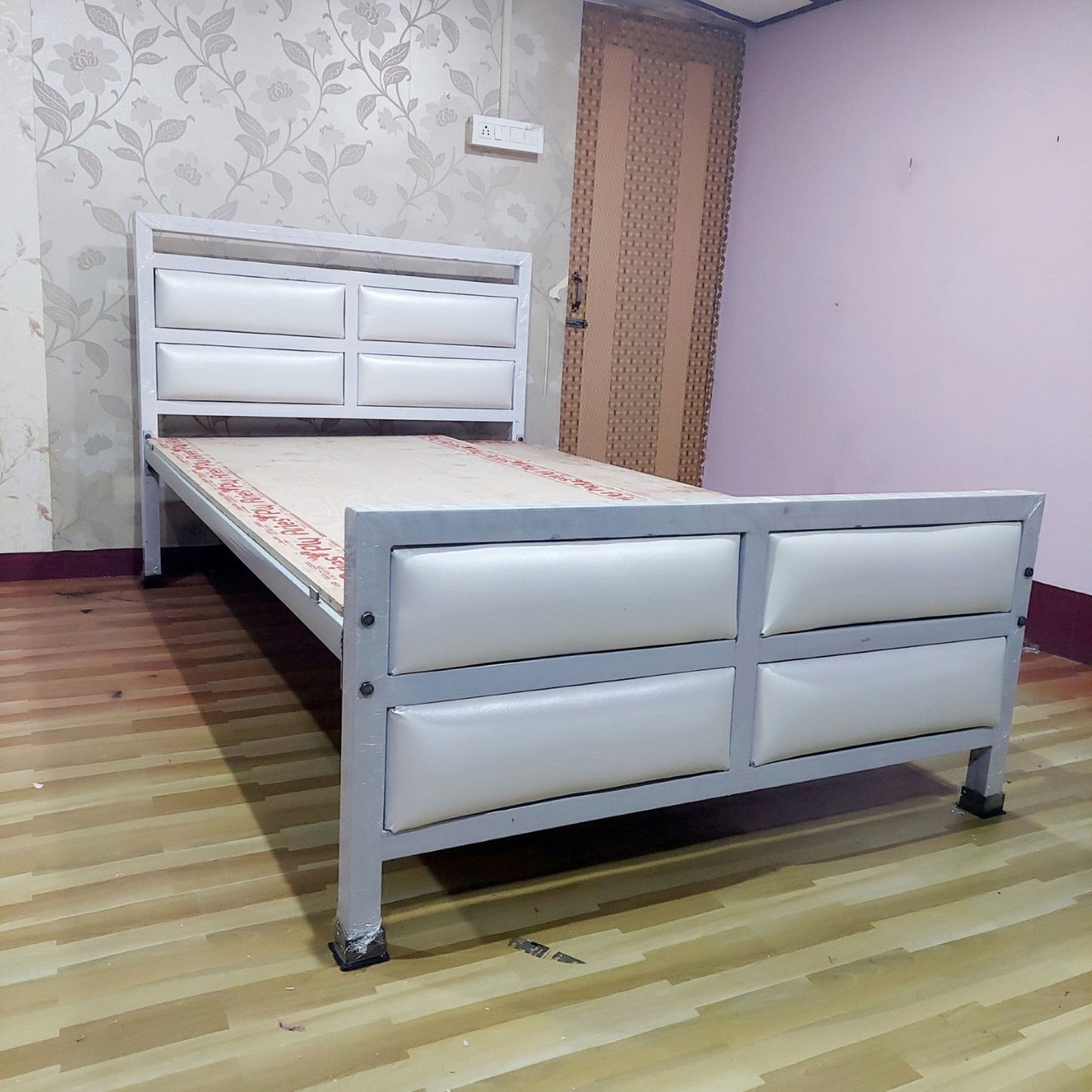 Bowzar Double Bed 4X6.5 Feet 4 Cushions Unique Design White - Bowzar - 