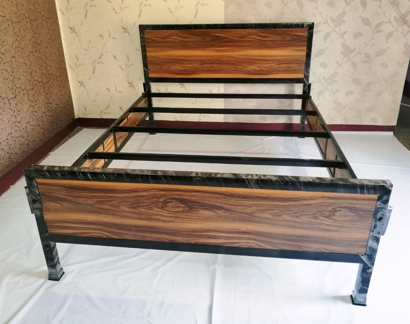 Bowzar Queen KC Wooden Design Metal Bed Many Color Available
