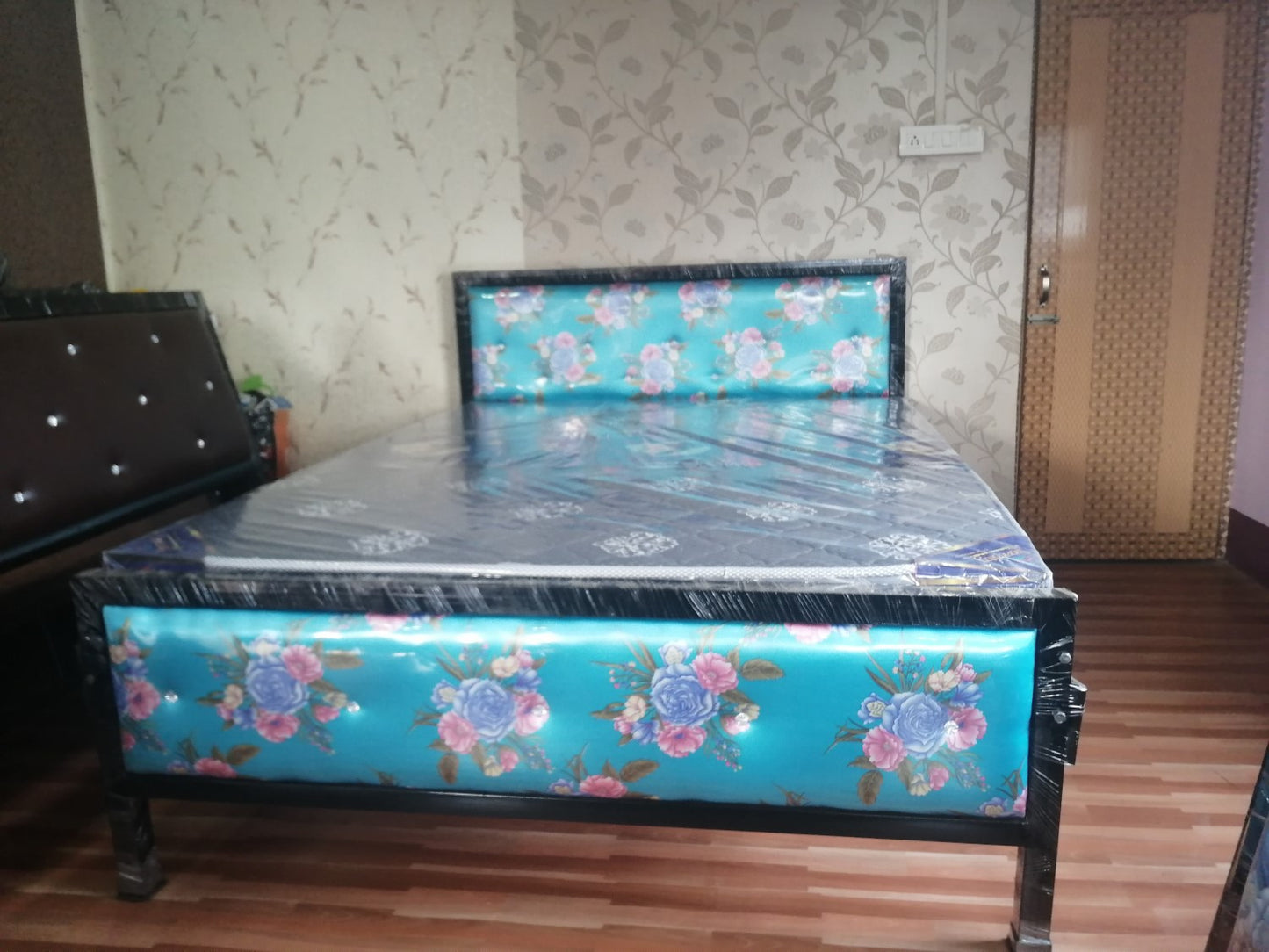 Queen Bed 5x6.5 Feet Head and Leg Cushion
