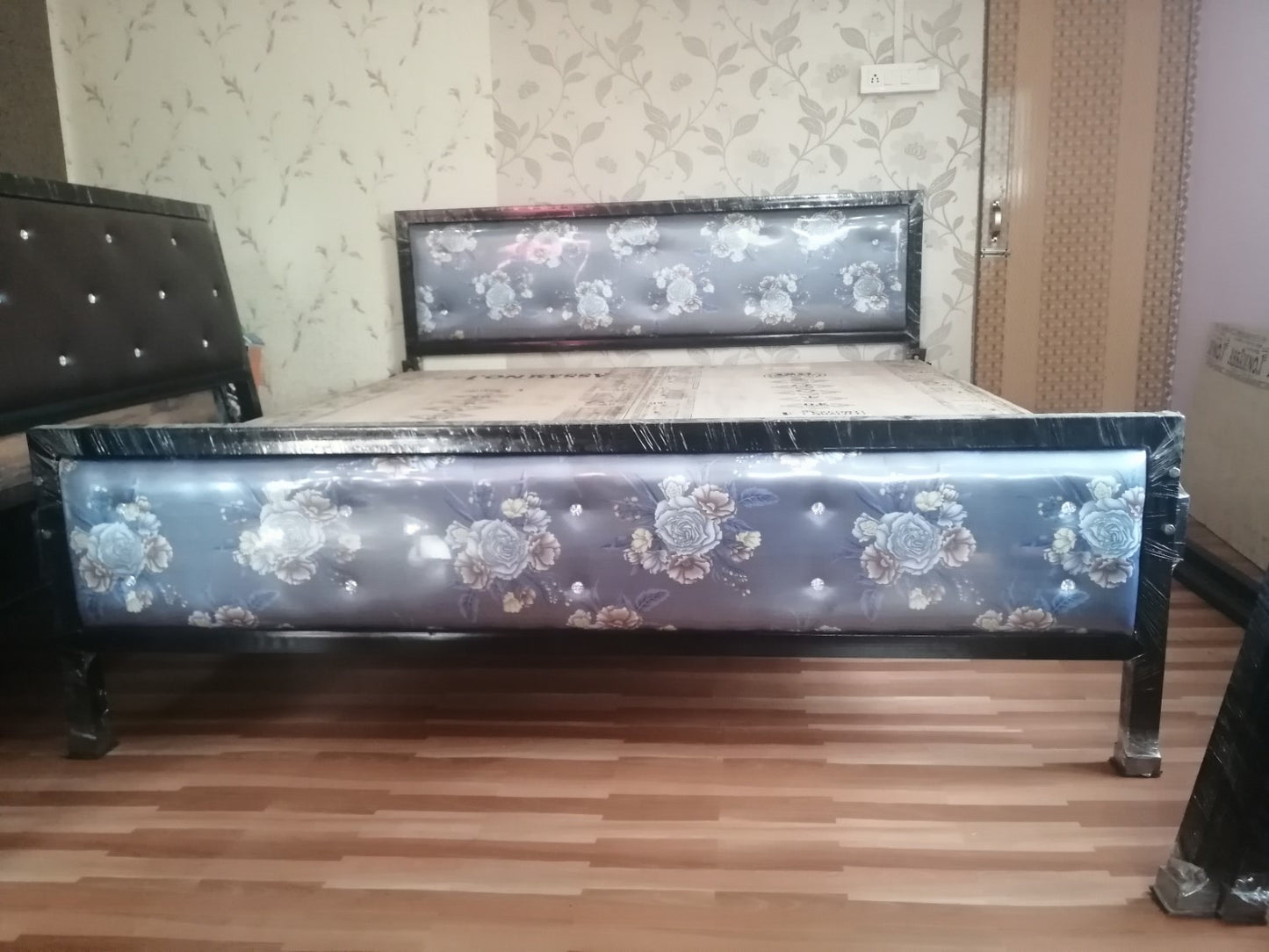 Queen Bed 5x6.5 Feet Head and Leg Cushion
