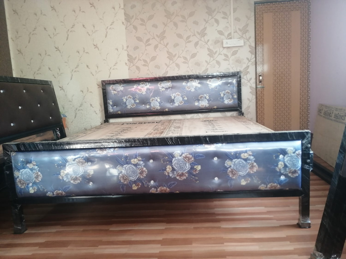Queen Bed 5x6.5 Feet Head and Leg Cushion