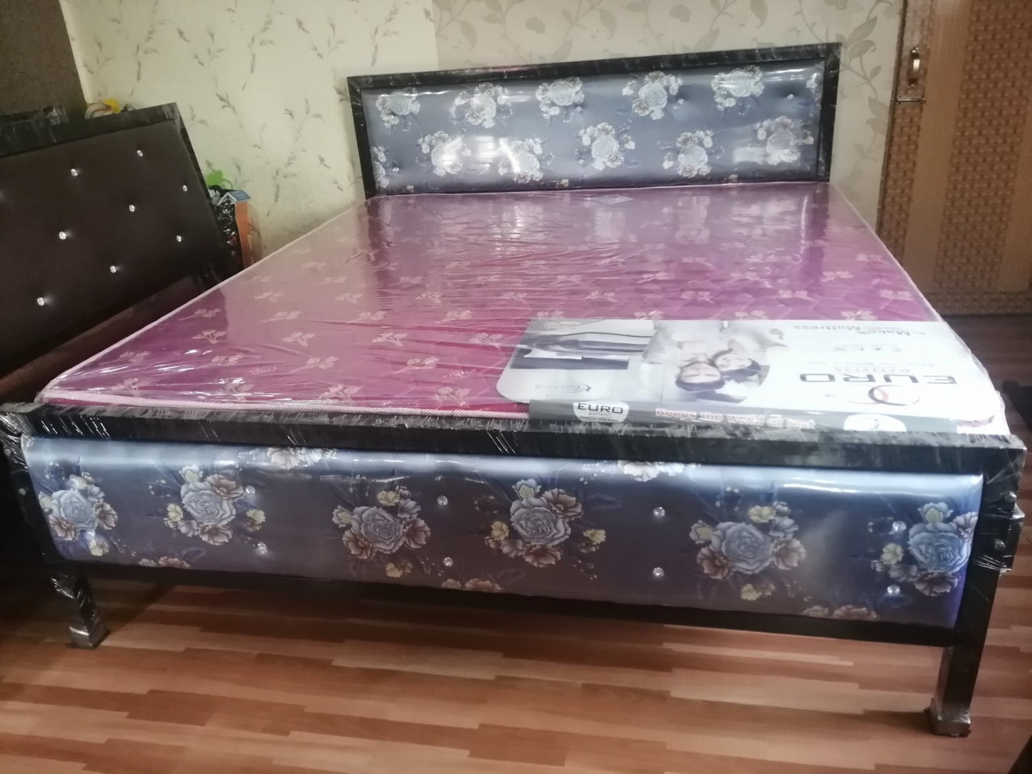 Queen Bed 5x6.5 Feet Head and Leg Cushion