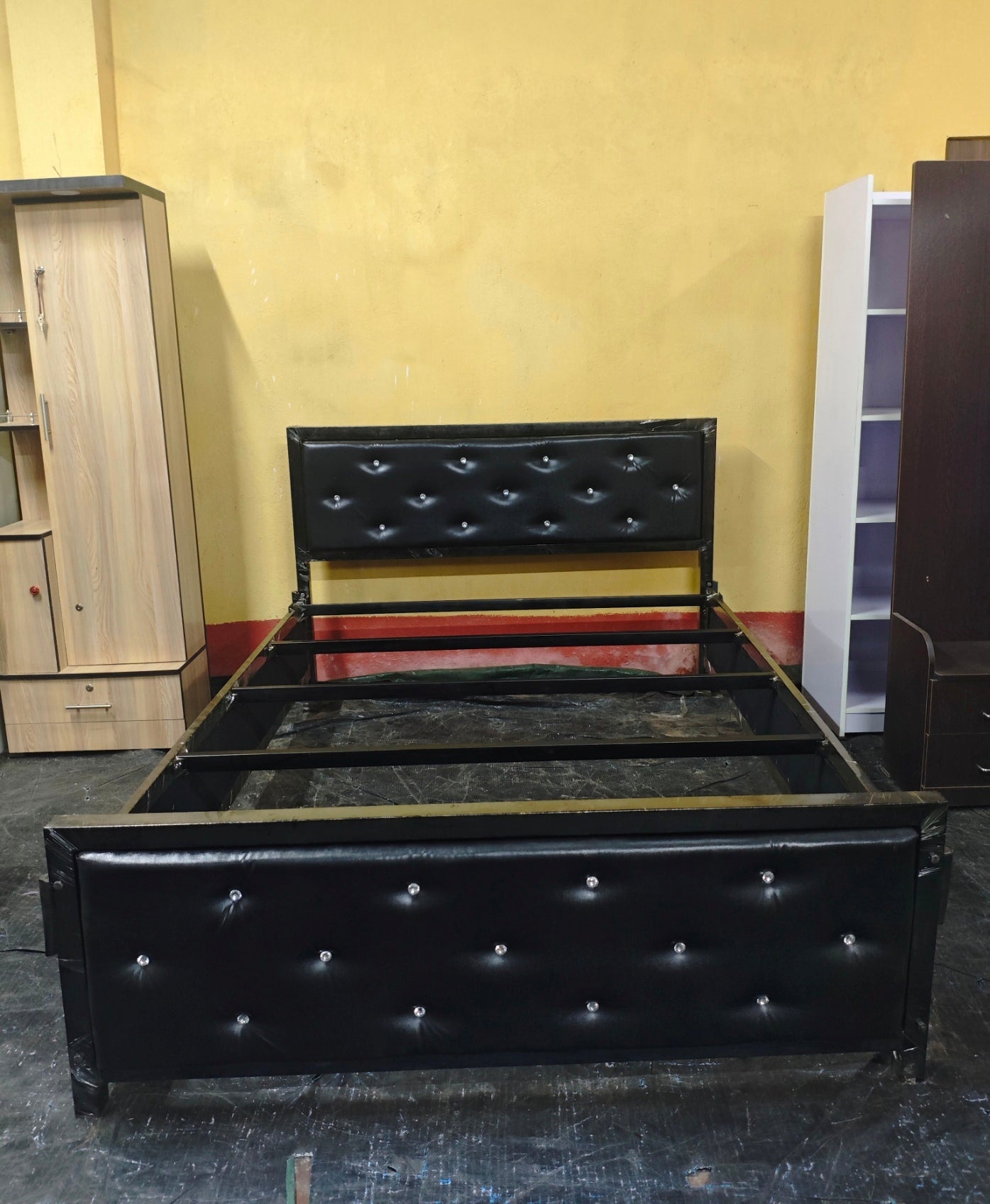 Bowzar KCDD King Bed 6X6.5 Feet Head and Leg Cushion and Sides Covered