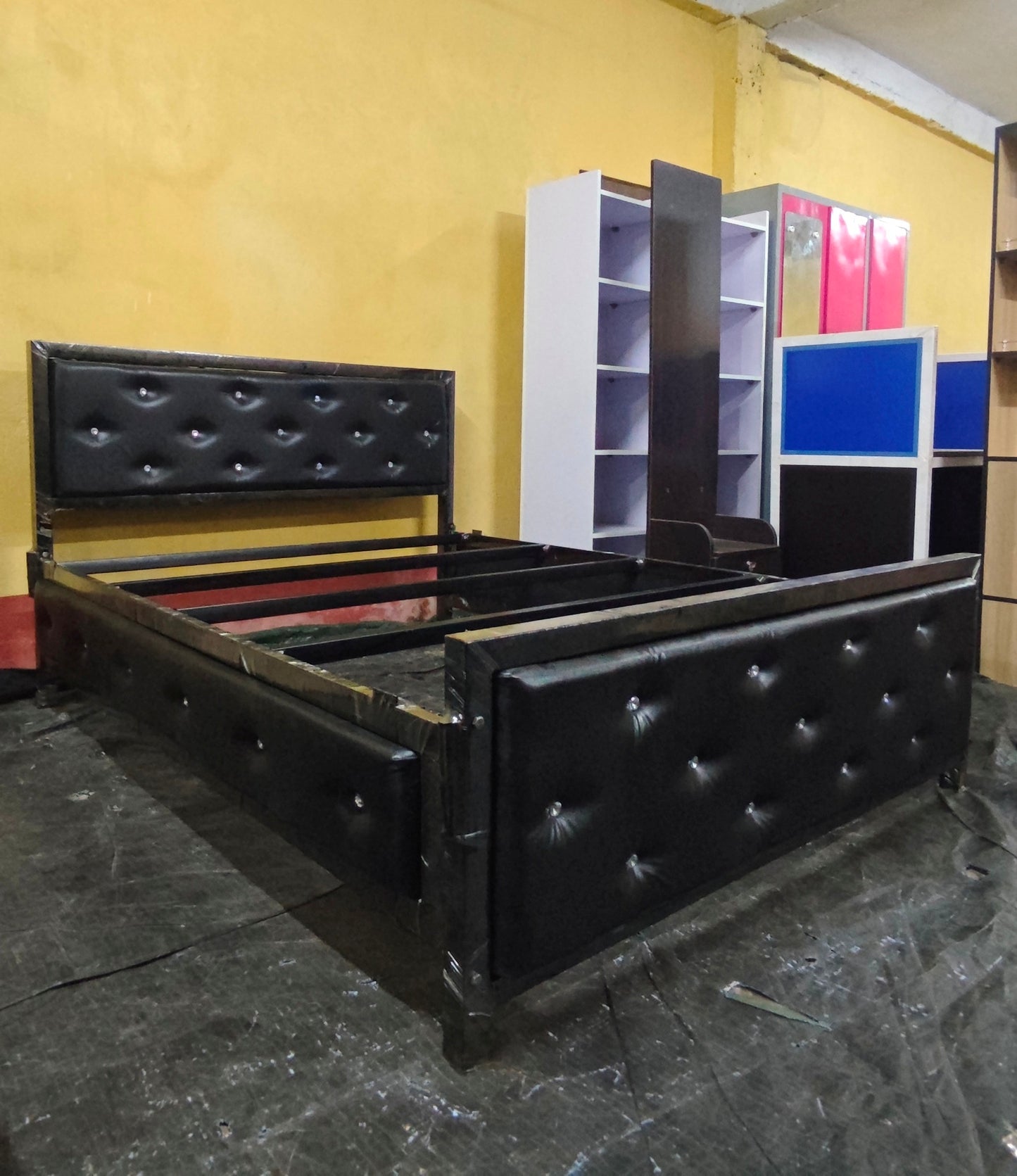 Bowzar KCDD Queen Bed 5X6.5 Feet Head and Leg Cushion and Sides Covered