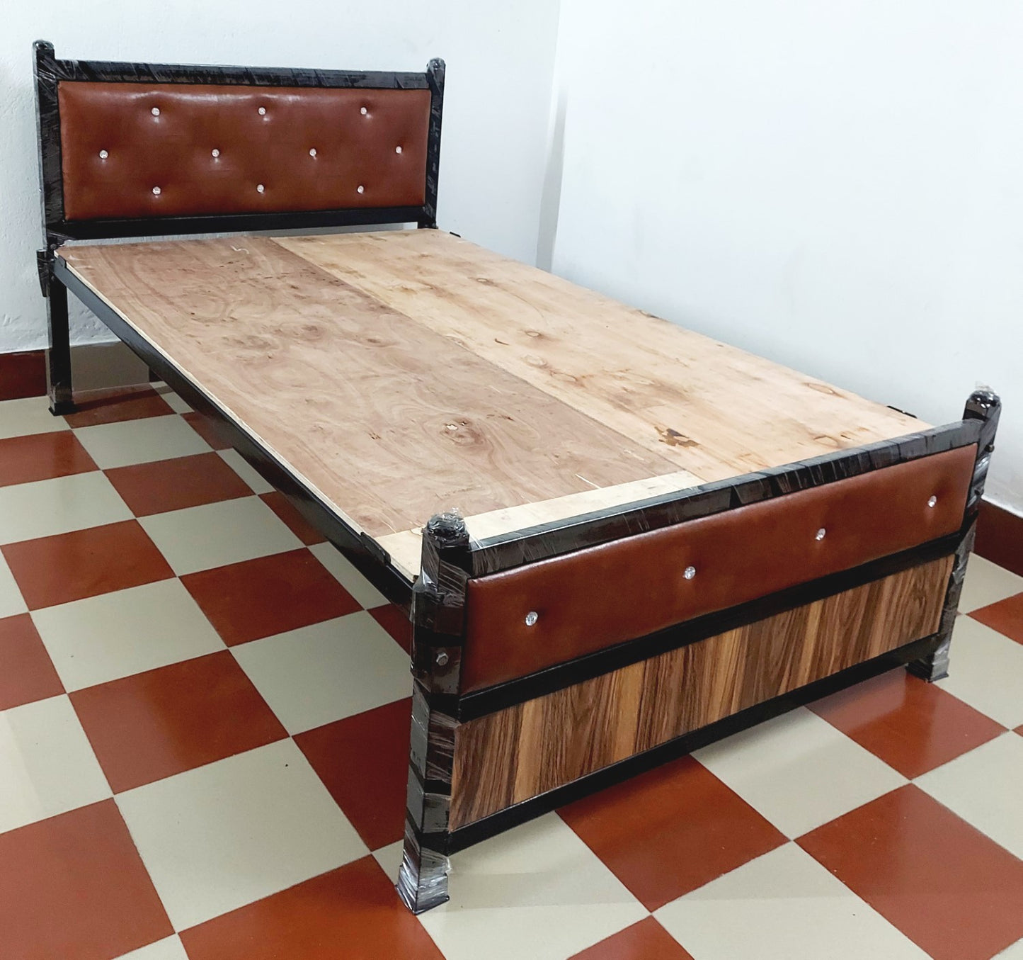 Bowzar Metal Iron Double Bed 4X6.5 Feet NM Brown