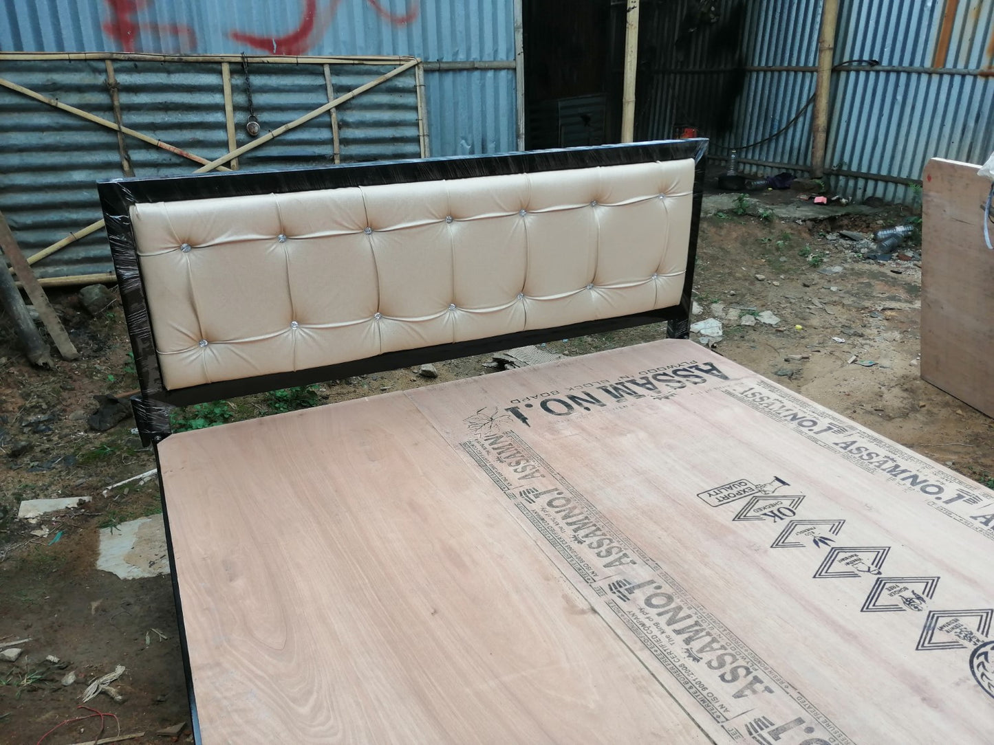 Bowzar Queen Bed 5x6.5 Feet Heavy Quality Designed Cushion in Guwahati
